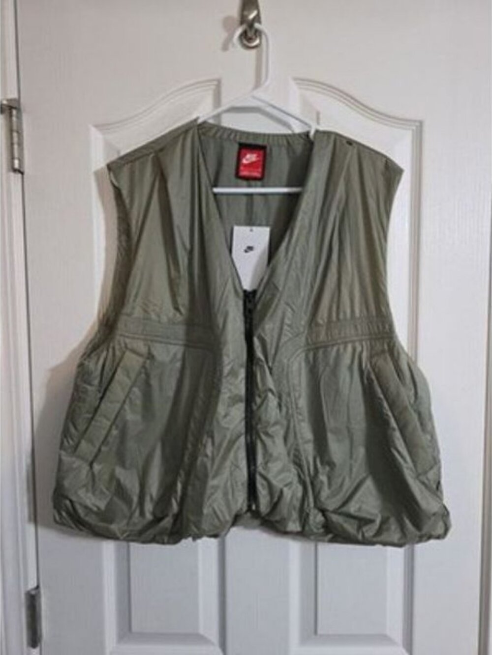 Nike Tech Mens Size Medium Woven Green Loose Fit Lightweight Vest HM4262-320 New